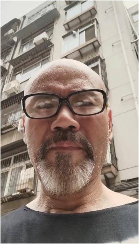 98版水浒阮小五晒近况62岁胡子花白无精气神住破旧小区显拮据