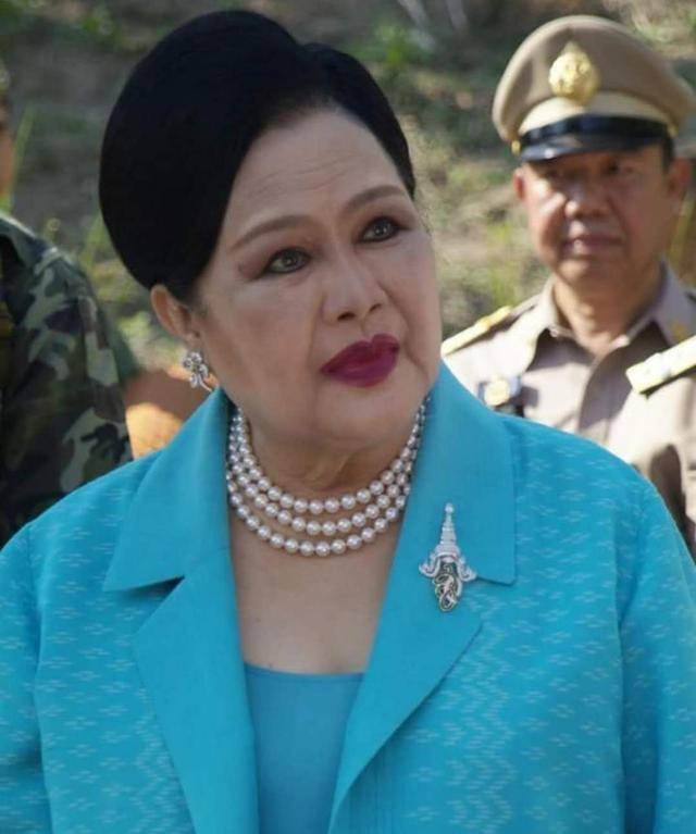 泰国太后88岁生日!娘家底子厚"任性"一生真傲气,泰王罕见下跪