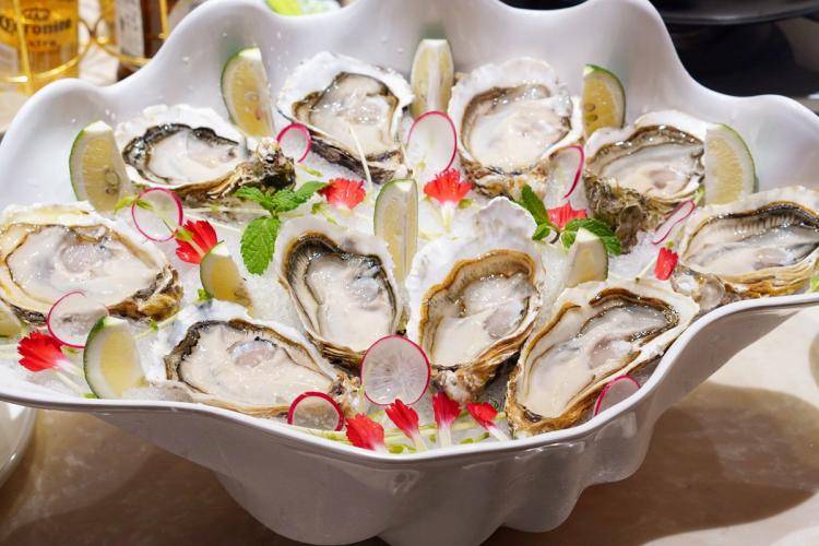 花式吃生蚝只服这家生蚝刺身高压锅生蚝还有奇味酸菜生蚝今晚有点蚝