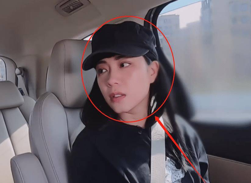 造型看起来还是非常随意,不过这次朱婧汐的素颜直接上镜,所以没有