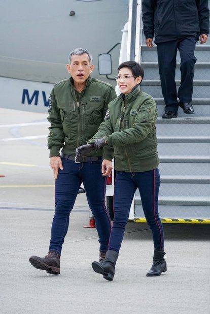 原创68岁泰王哪肯服老穿完背心再穿金丝镶边露肩装也是时髦小伙子