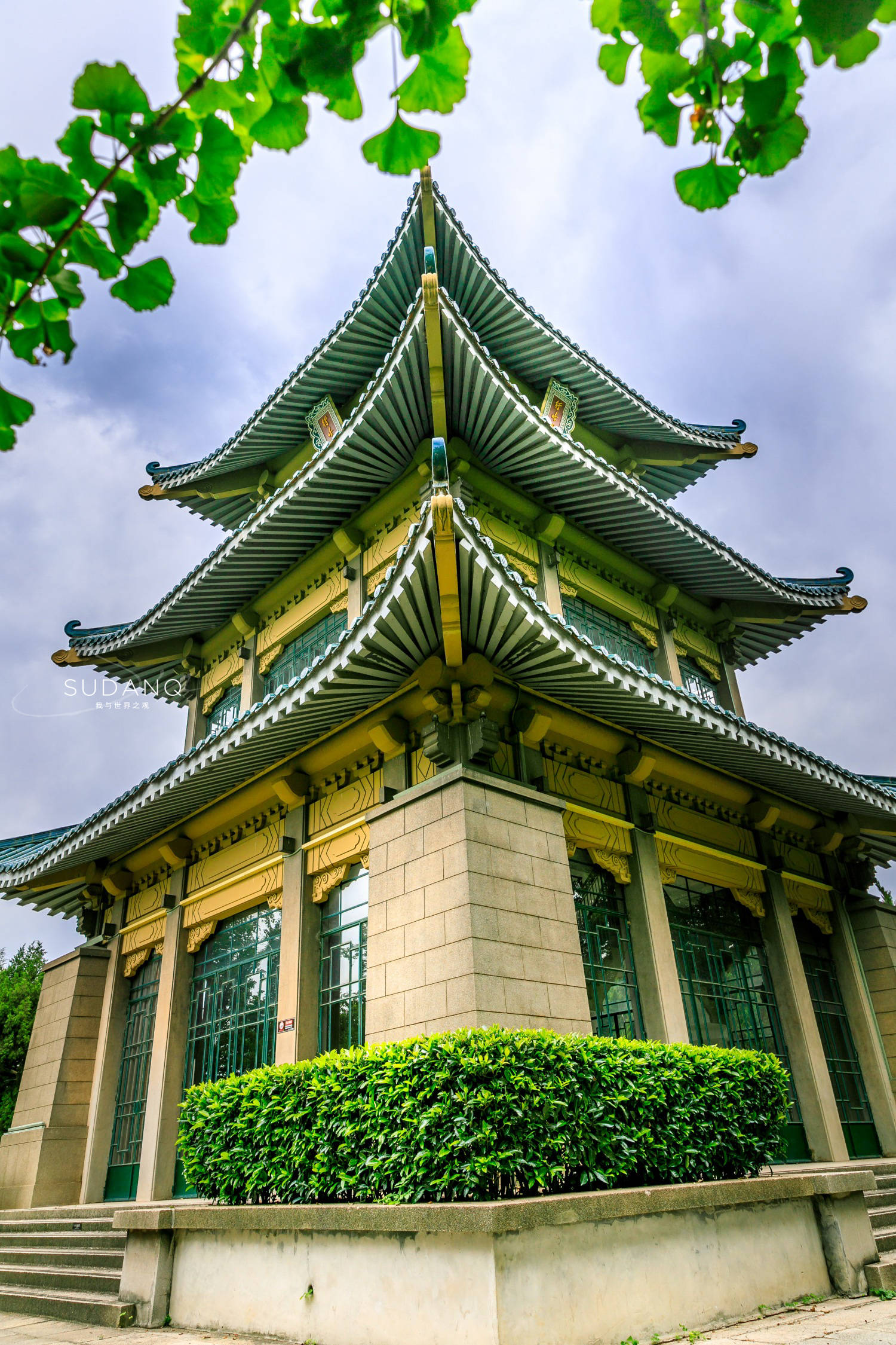 1955年,东湖之畔兴建一座"行吟阁",取《楚辞·渔父》中"行吟泽畔"之意