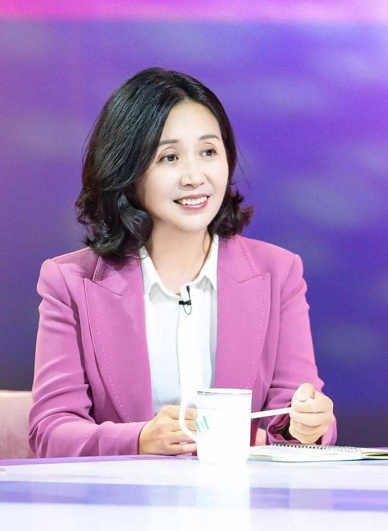 原创黄菡年过半百气质依旧,珍珠项链搭小黑裙,尽显知性大气范儿