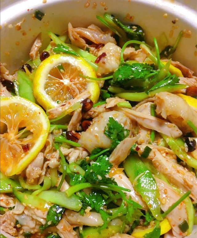 麻辣柠檬手撕鸡凉拌的特别爽口开胃好吃还营养