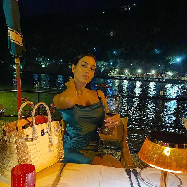 原创乔治娜阔太生活惬意,海上度假每天造型不重样,与c罗上演摸头杀