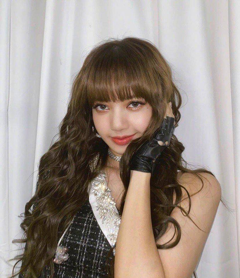 lisa掀起刘海暴露真实颜值,竟然有点像男生,粉丝心都碎!_头发