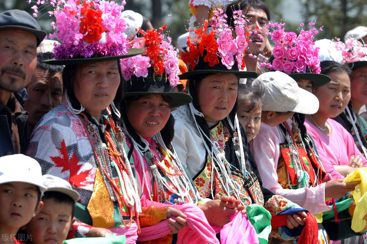 土族的来历你知道吗这里是青海土族姑娘个个身材高挑肤白貌美