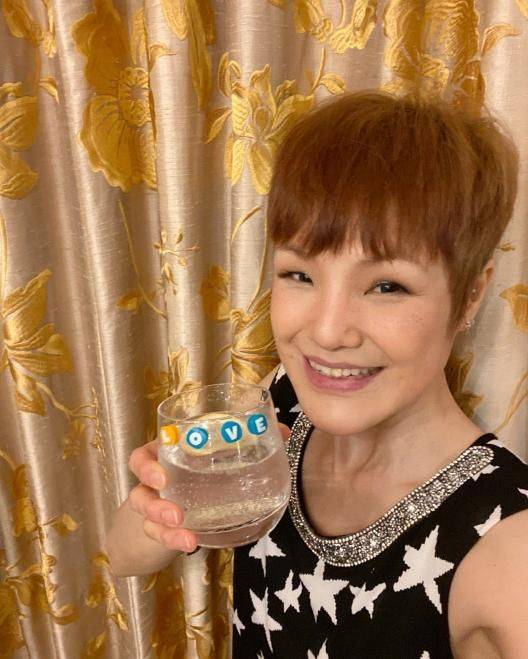 港星马蹄露美颜下肌肤白皙细滑就是眼镜拉低了颜值水平