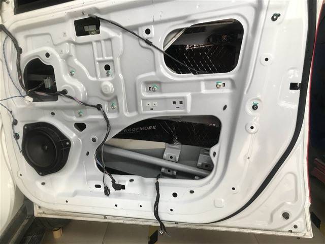 洛阳道声音响改装店 吉利博越音响改装德国艾索特we10十寸箱体炮