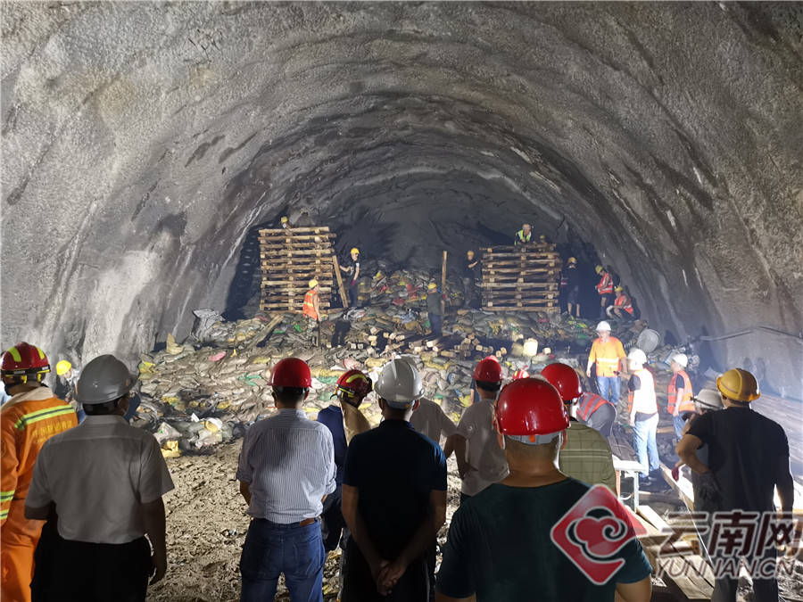 玉磨铁路王岗山隧道坍塌事故救援仍在继续 4名被困人员生命体征正常