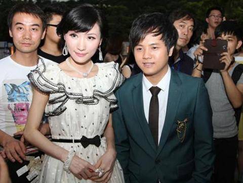 原创郑源19岁靠唱歌一天赚一万元,拒绝春晚邀约,却没人敢说他耍大牌