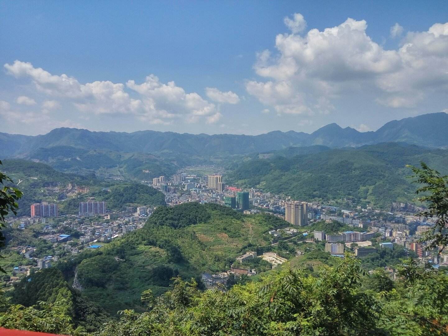 原创四川宜宾市有一个县境内无高速公路县城建在山谷中呈条形状