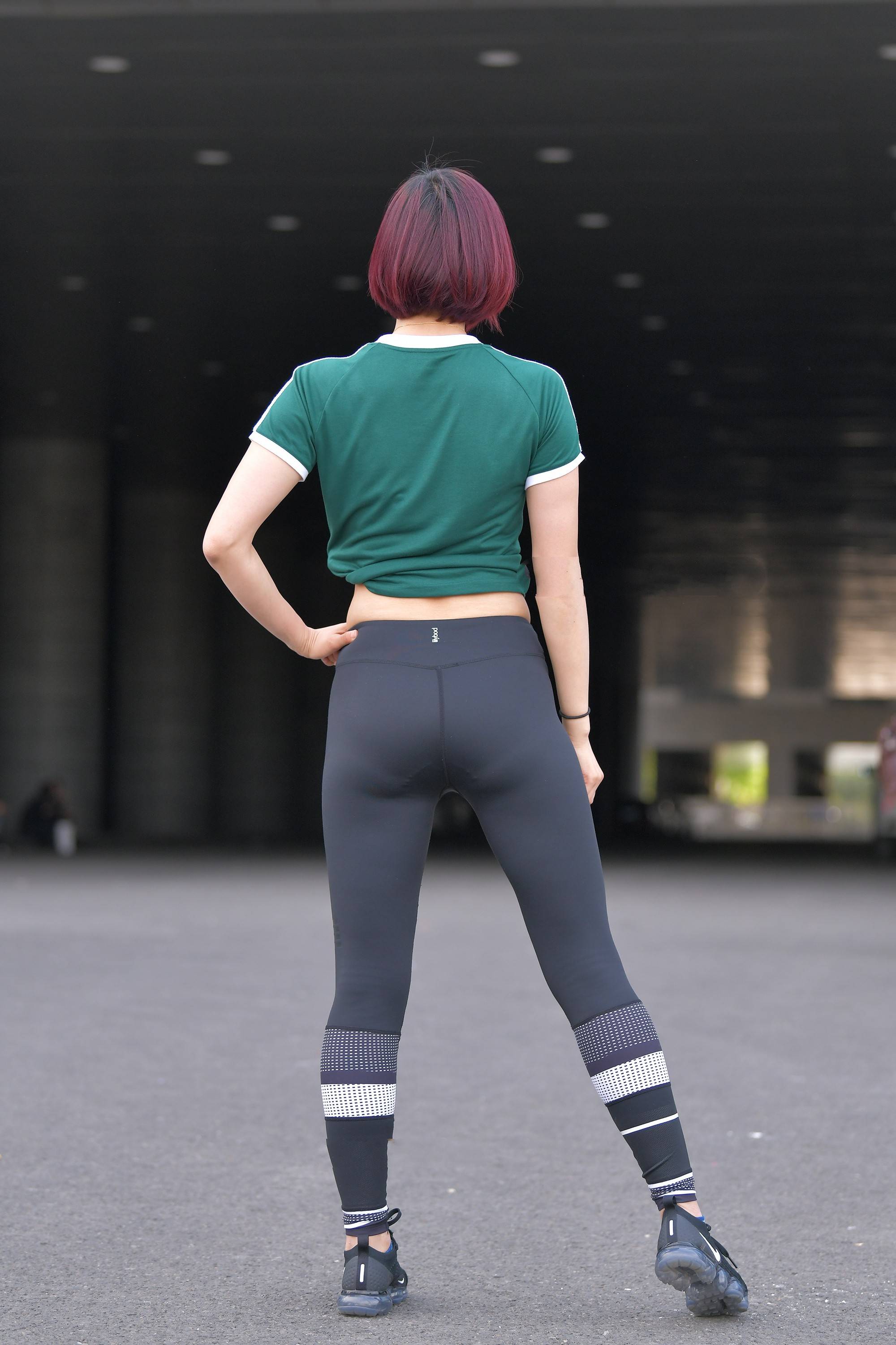 原创绿色条纹短袖搭配黑色健美裤,阳光时尚,运动风十足