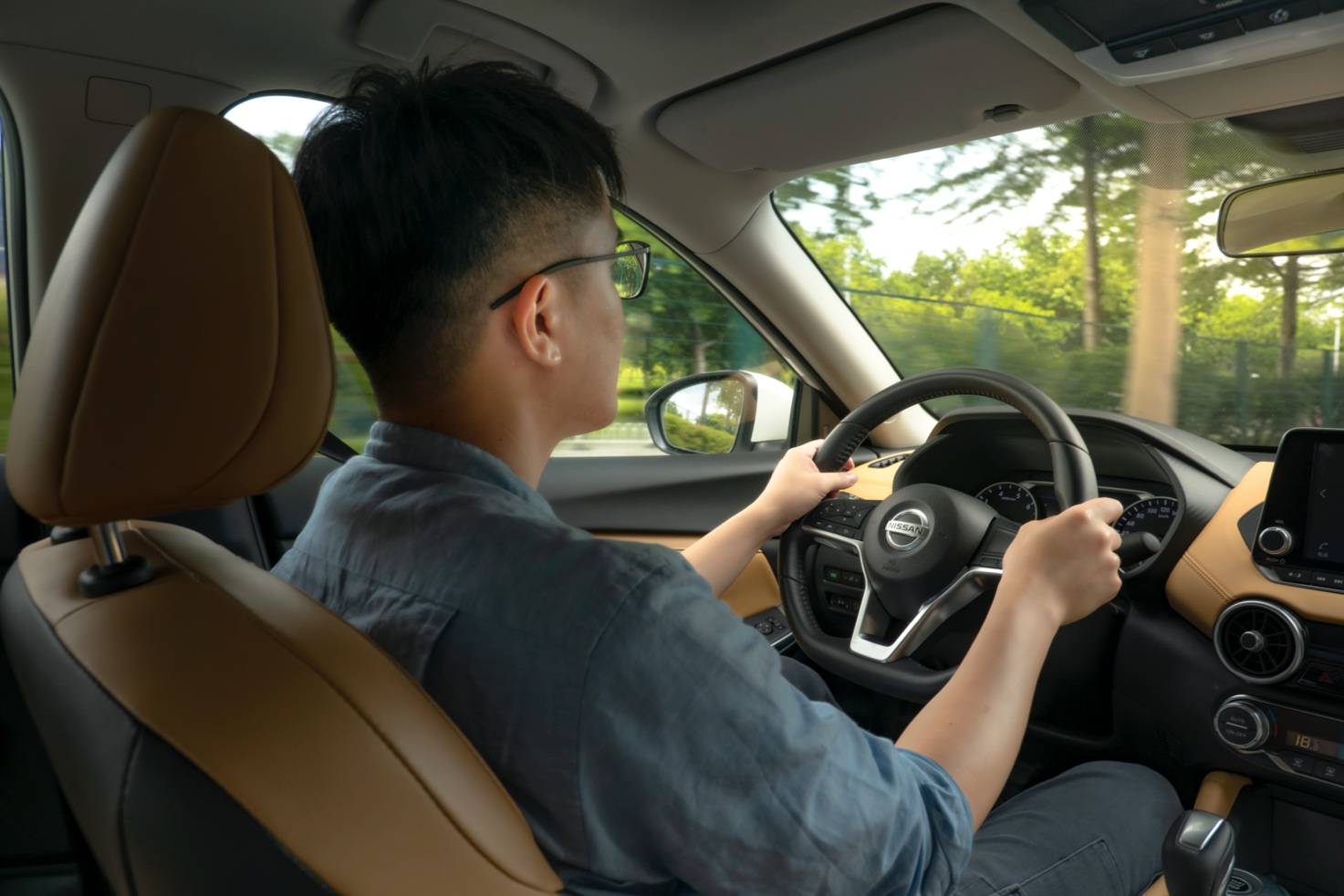 都市青年理想生活:一辆车,一家人,一个悠闲的假日