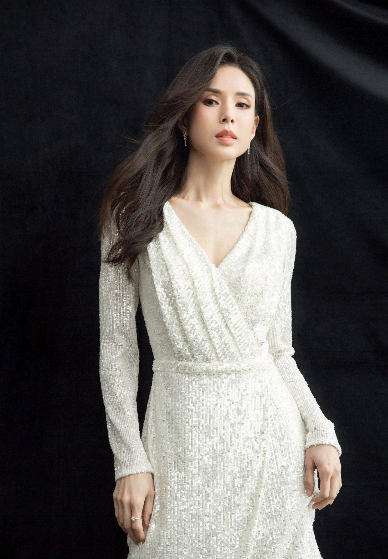 李若彤的状态真好身穿一袭白色v领连衣裙好优雅哪像54岁