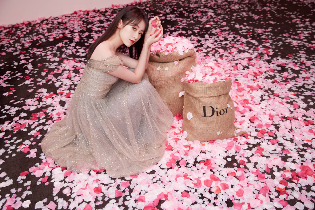 老九门她演张艺兴妻子今穿亮片轻纱礼服小露香肩优雅迷人