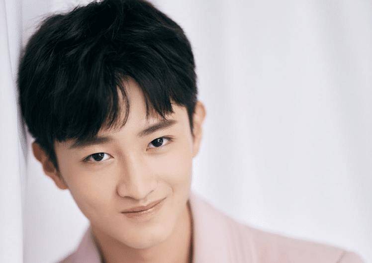 "严良"晒与关晓彤合照,两人撞脸像亲姐弟,我却关注他手的动作