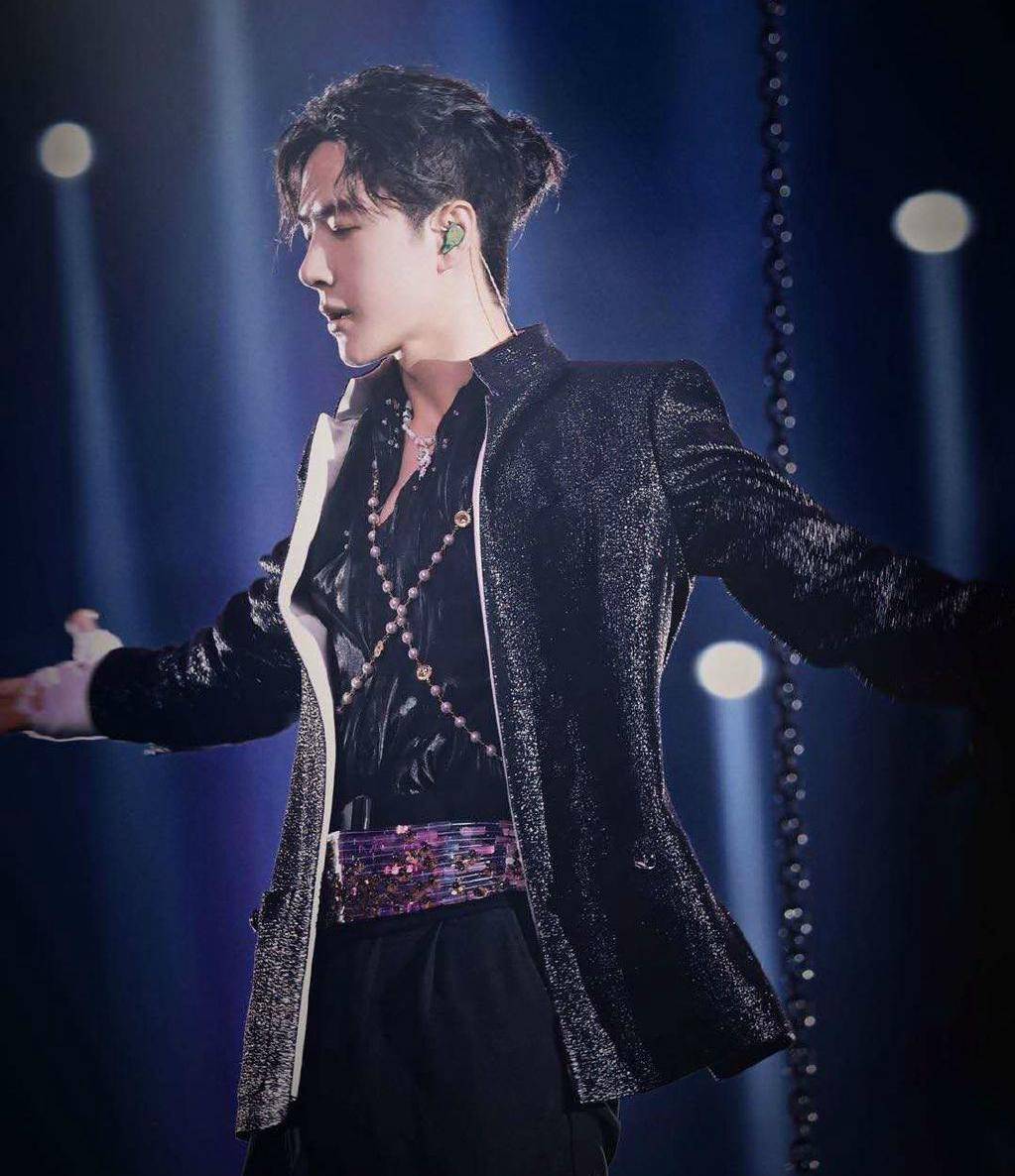 王一博《龙拳》舞台太炸了,但主持时却翻车,嘴瓢后引自己和大张伟偷笑