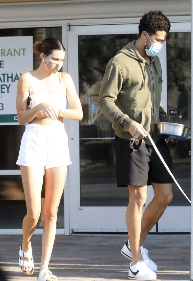 肯豆和男友出街大方秀恩爱不遮掩两人着装低调遛狗像老夫老妻