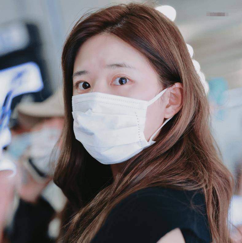 赵露思现身机场,卷发造型尽显魅力,维持秩序镜头直怼脸颜值真实