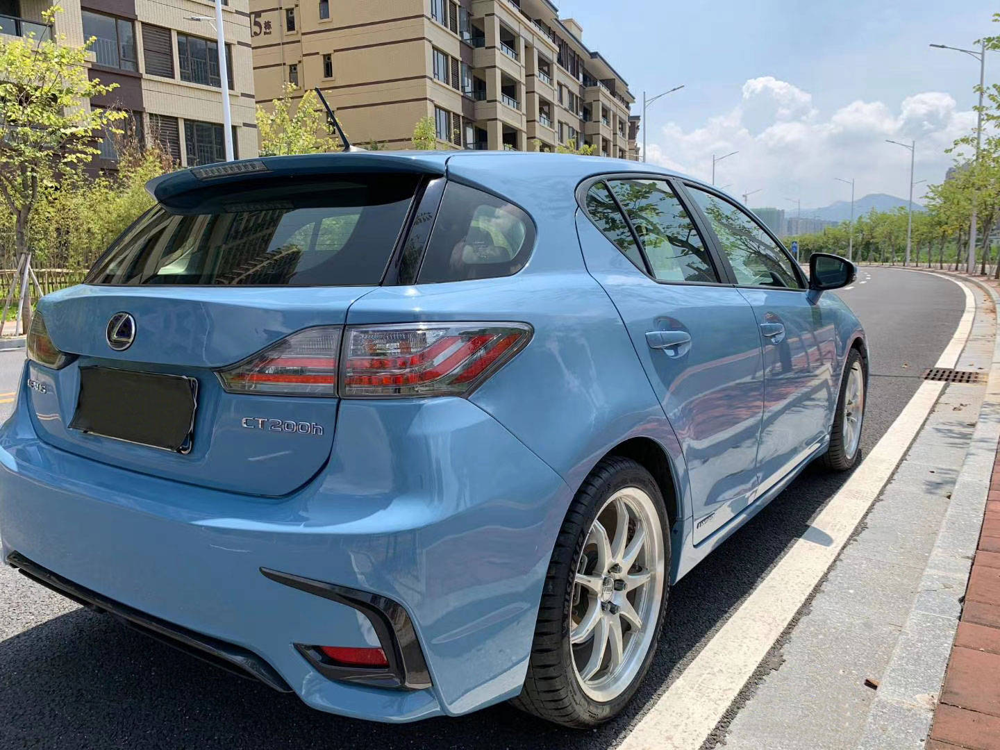 今天分享的案例是一台雷克萨斯ct200h,改色施工的颜色是ravi的瓷器蓝