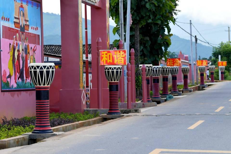 一個民族團結與世界融合的美麗邊陲特色村——來隴川,必去龍安