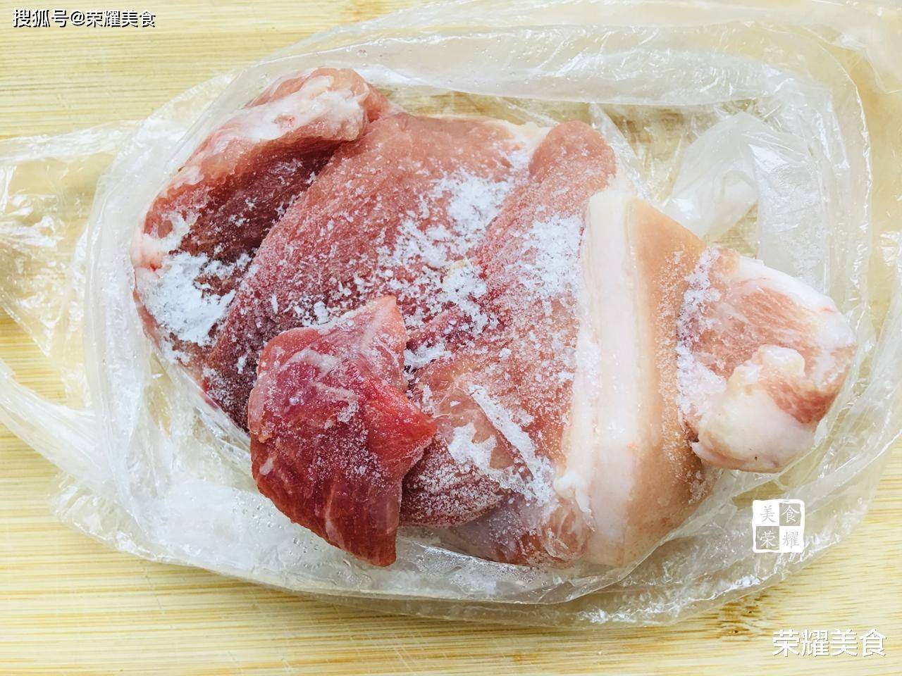 教你1招解冻冷冻猪肉,30分钟变鲜肉,做法简单,别再随便解冻了
