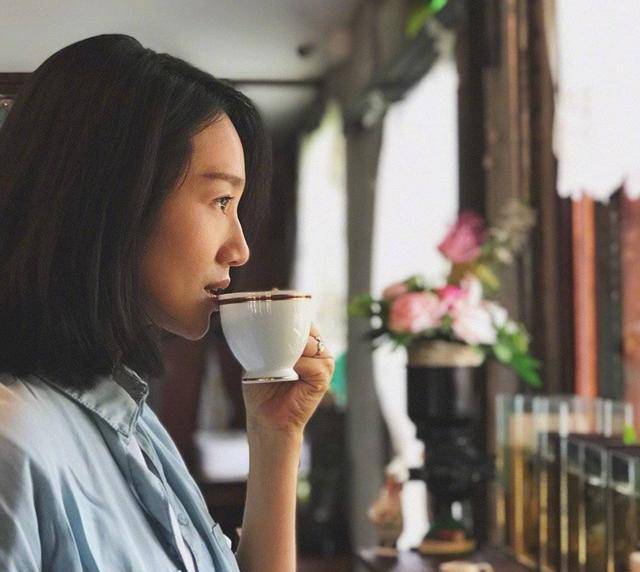 朱丹真是贤妻良母型,丹宁衬衫配白t恤晒素颜照,朴素得不像明星