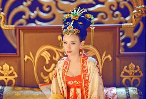 郑贵妃为万历生下两皇子都没当上皇后,她一生无子,却稳坐皇后位