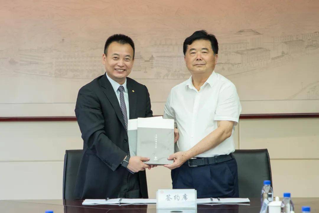 程培华,丁保忠,张丹丹,杨照兵,南京金陵酒店管理有限公司总裁李成勇
