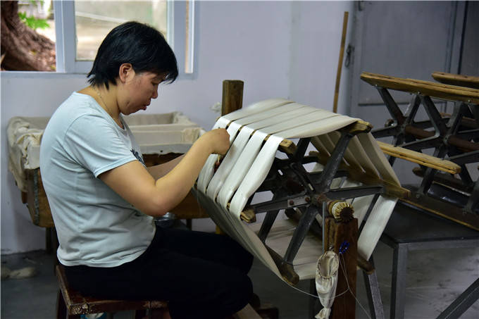 七夕节就要到了,在佛山一家老工厂有一群现代织女每天做着巧手活_缫丝