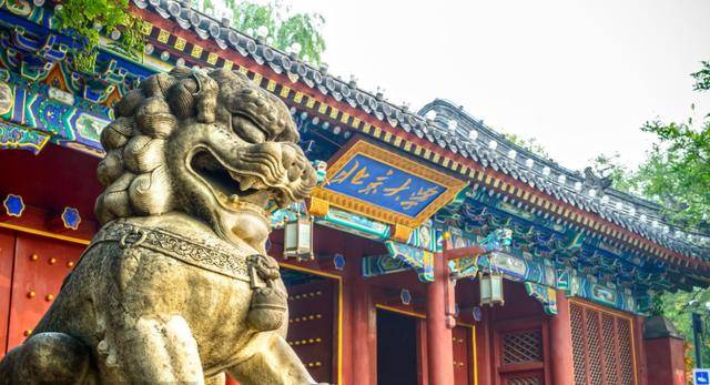 想要深度游览北京大学,可以东侧门进去西门出,由知名的"一塔湖图"景观