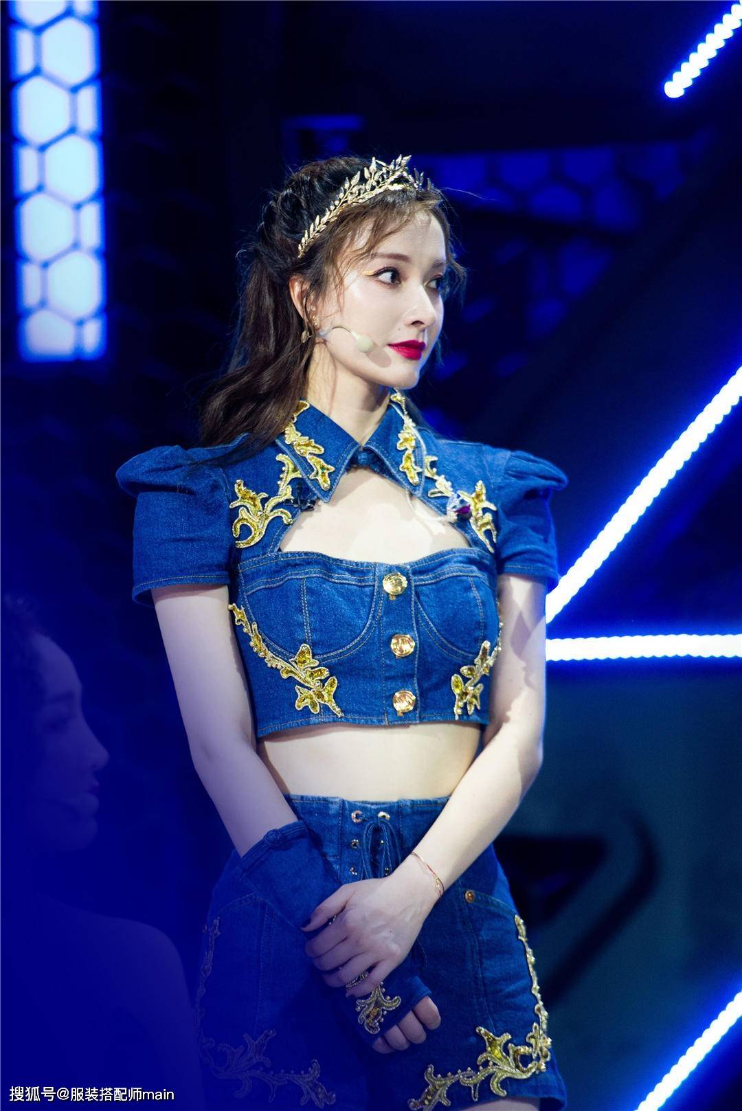吴昕新造型够霸气一身宫廷风牛仔套装又a又性感这身材太惹火