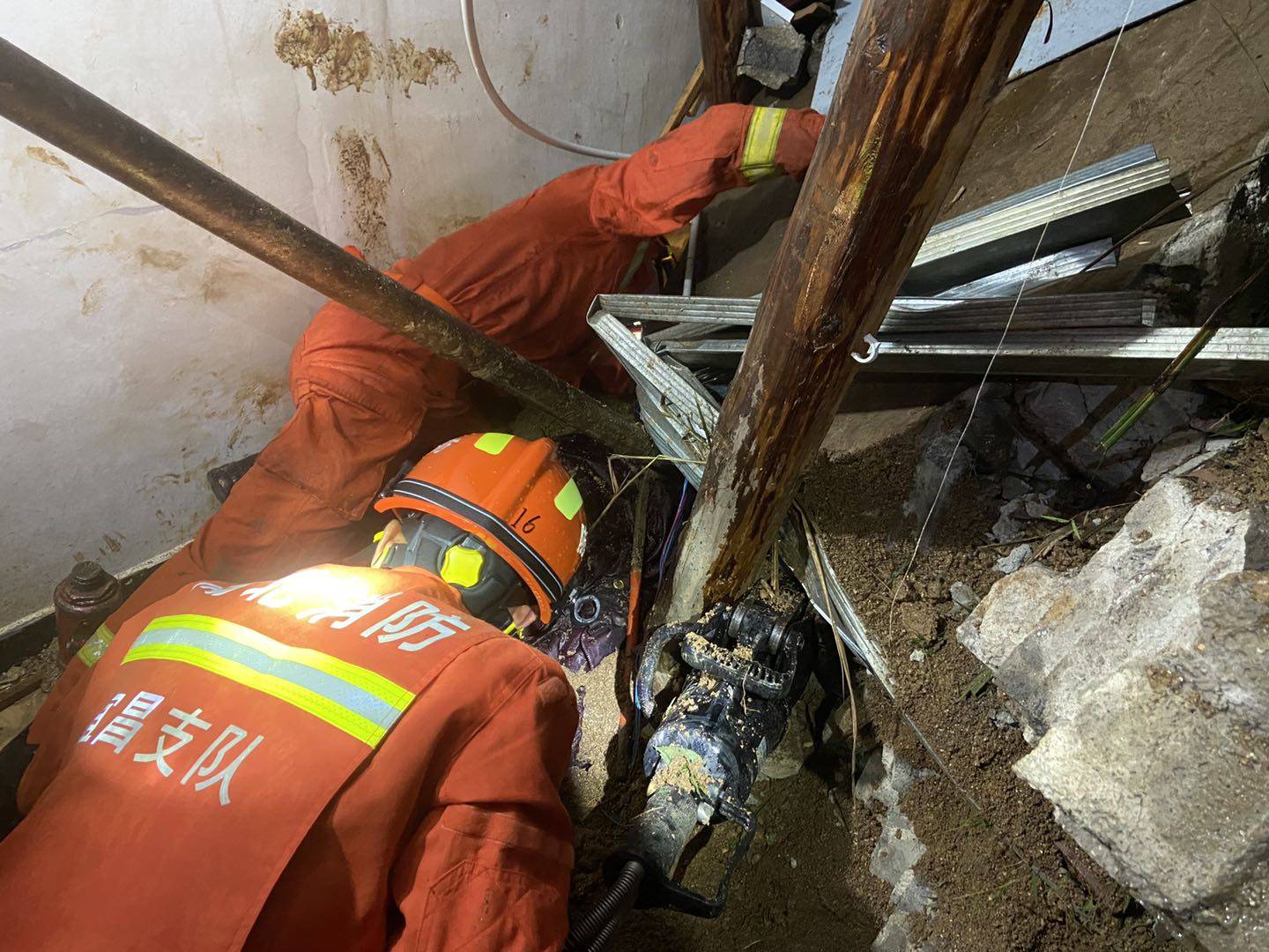 宜昌山体滑坡压塌民房致老人被埋压 消防成功救出