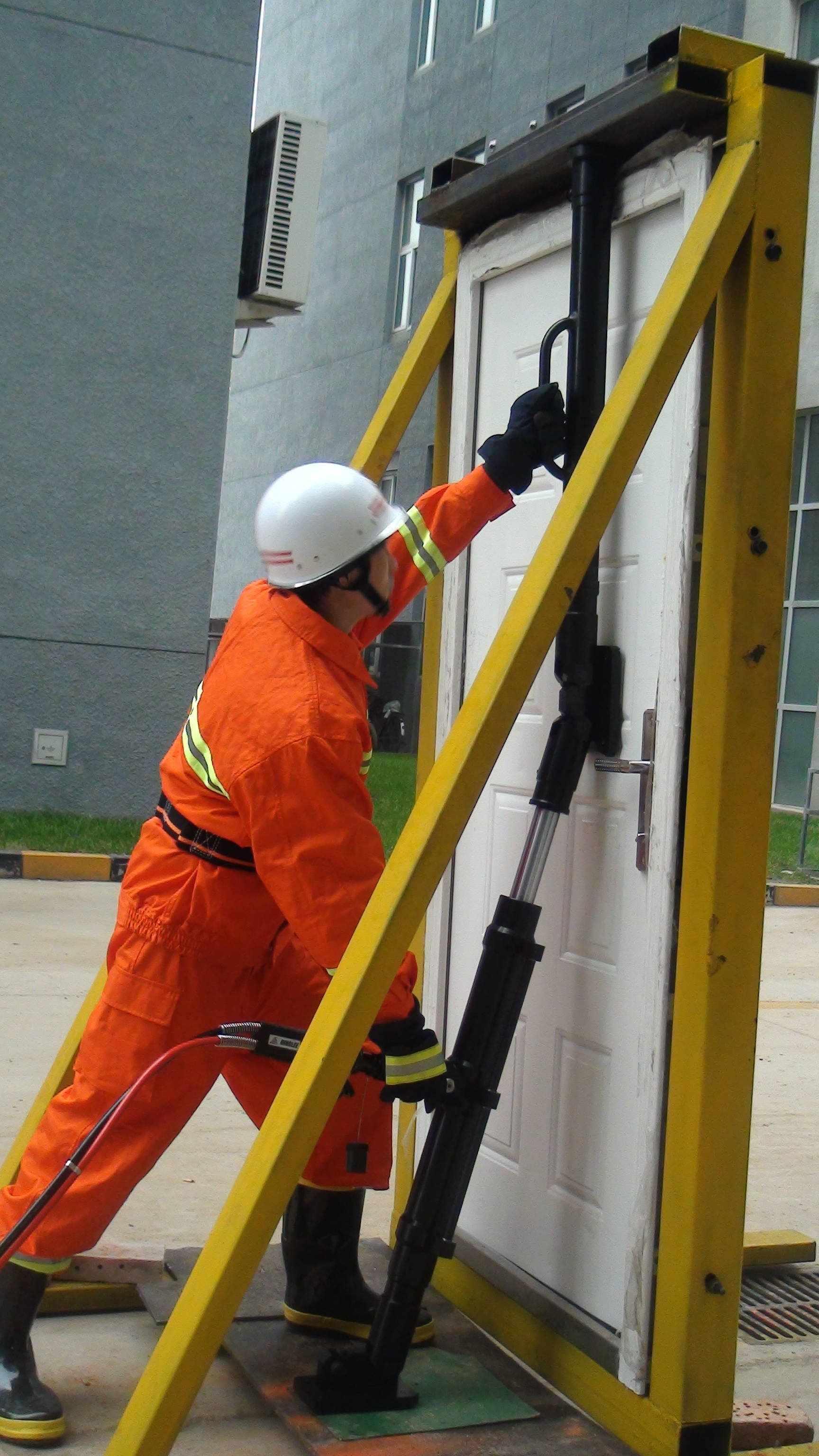 破门器这里应有尽有液压破门器启动破门器背负式破门器