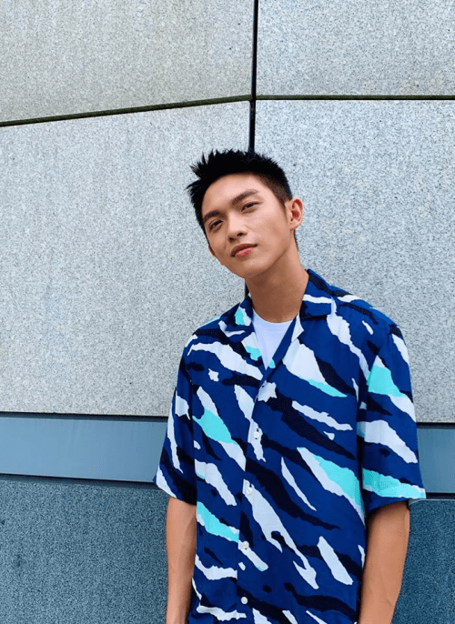 林辉瑝晒叠穿街拍照 表情拽酷蓝色印花衬衫清爽时尚