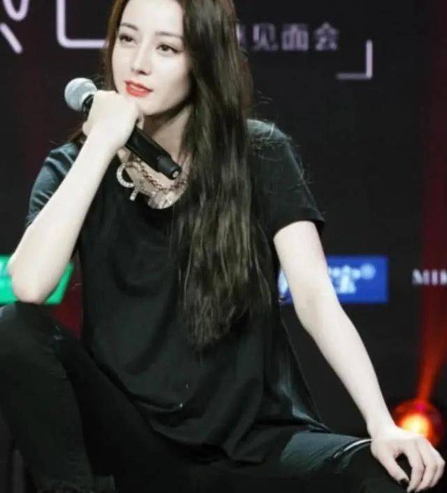 迪丽热巴坐姿火了当看到坐在台上的瞬间网友疯狂截图