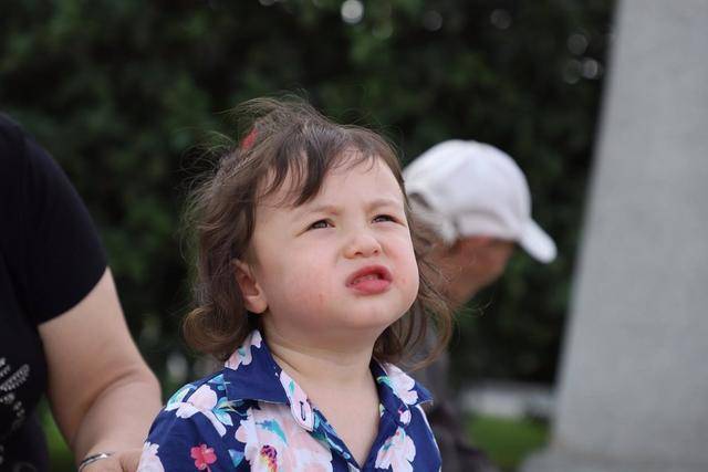 妈妈给娃起名"露西",被奶奶带半个月后变成"翠花",两级反转_孩子