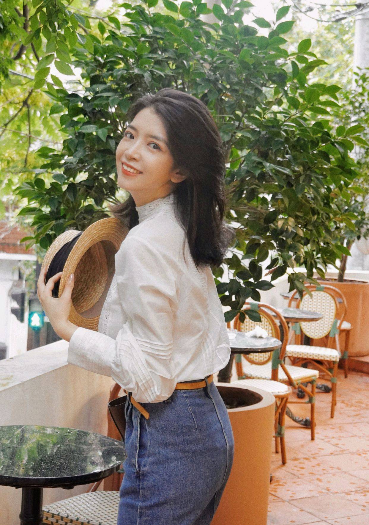 三木的秋装好随性,白衬衫搭配蓝色牛仔裤,虽然很简约但很高级