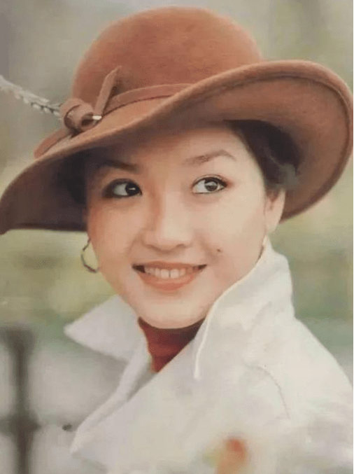 同父同母不同命,恬妞与恬妮一个嫁万梓良,一个嫁岳华,结局却天差地别