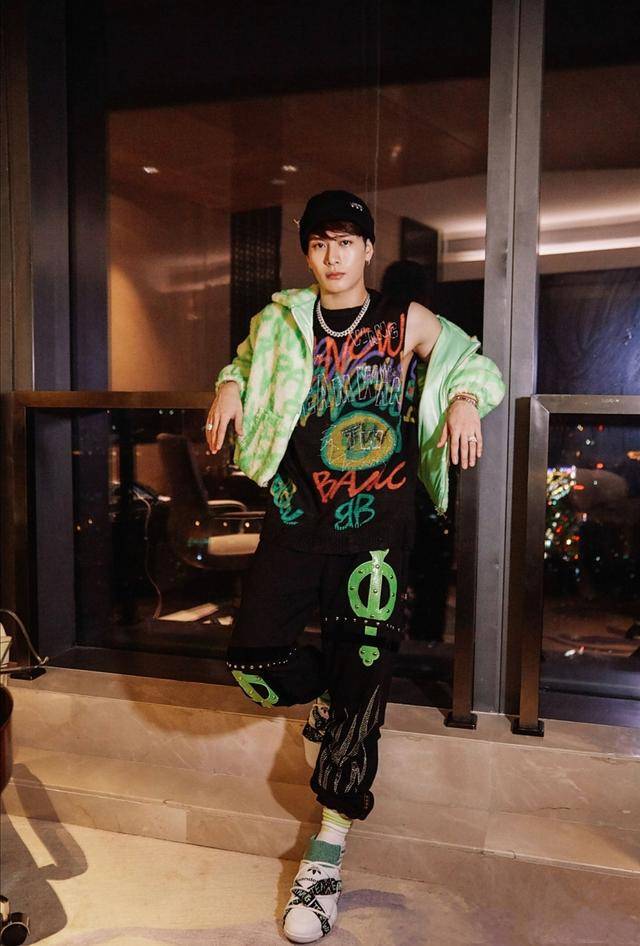 原创175cm王嘉尔很会穿轻松切换不同风格这三种组合精致时髦