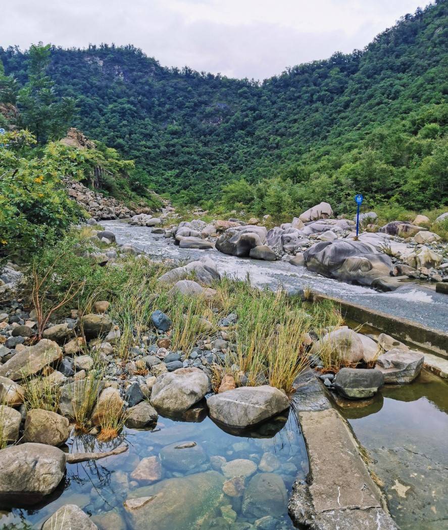 寶天曼遊人不多,清淨自在,山水俱佳,是河南的冷門景點,假期若想旅行