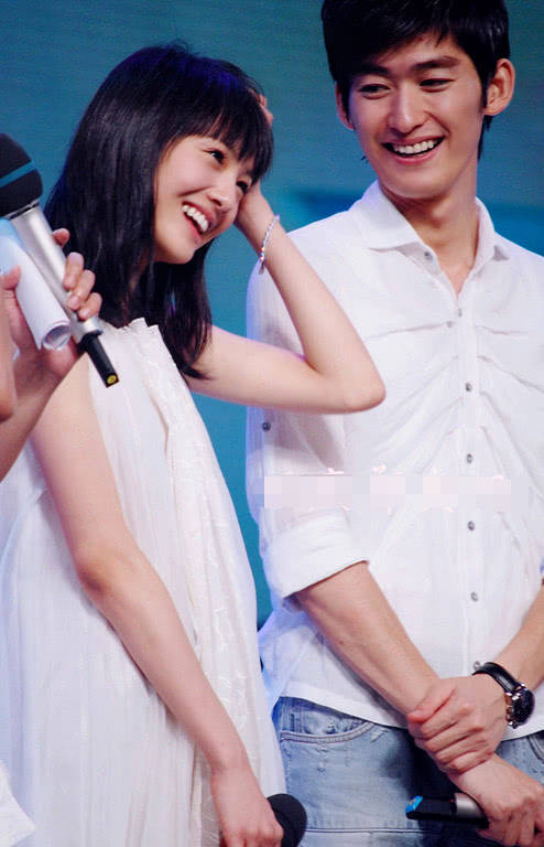 郑爽18岁旧照公开穿白裙同台张翰他似仙女网友还是天然好