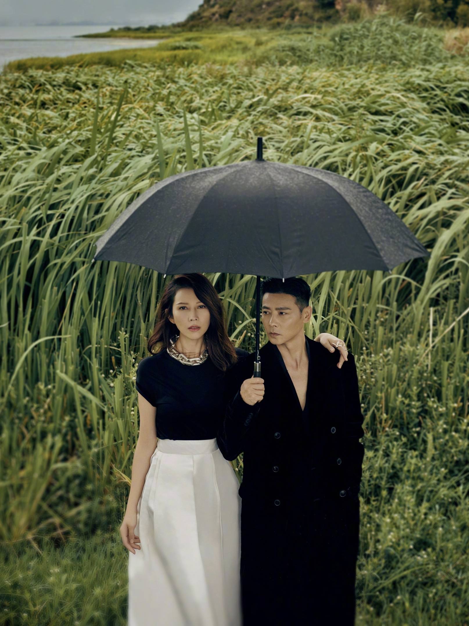 蔡少芬张晋夫妻登杂志,老夫老妻狂秀恩爱,47岁蔡少芬少女感十足