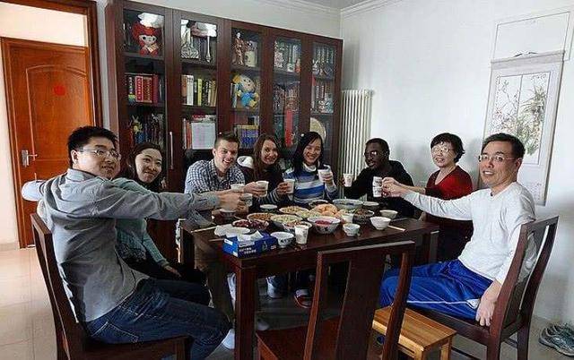 上至亲戚之间互相走动,下至朋友同事之间互相拜访,我们都进行着人情