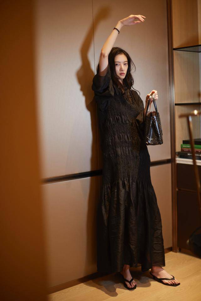 项偞婧高级感全开穿蕾丝内衣配百褶衬衫没有一丝俗艳尽显冷傲