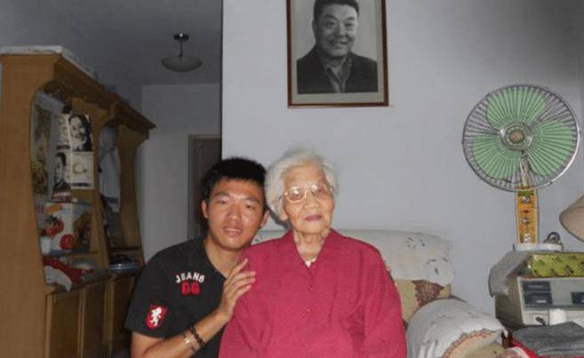 他是《小兵张嘎》老钟叔,跟妻子是影坛恩爱伉俪,妻子享年96岁