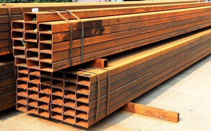 第一时间想到的就是钢材遇水会生锈;确实,传统的钢材经过风吹日晒雨淋