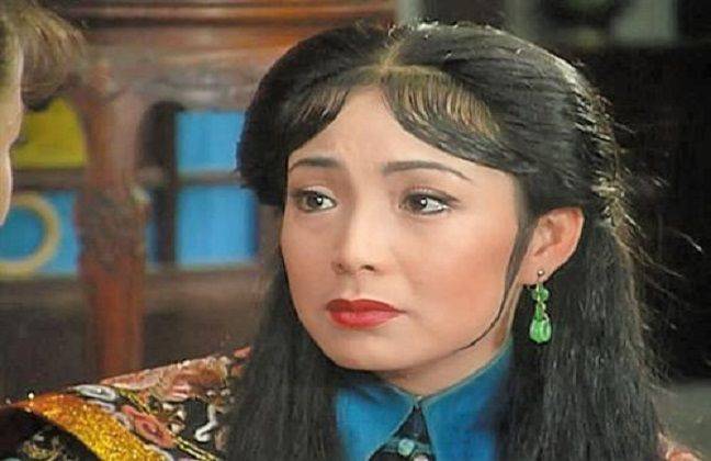 原创皇后专业户戴春荣近60岁了苹果肌下垂却还是很有气质