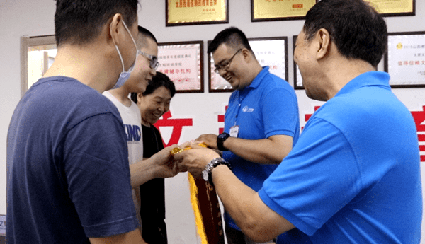 太原文韬教育:中考复读提分成功再升学,家长学生感激送锦旗